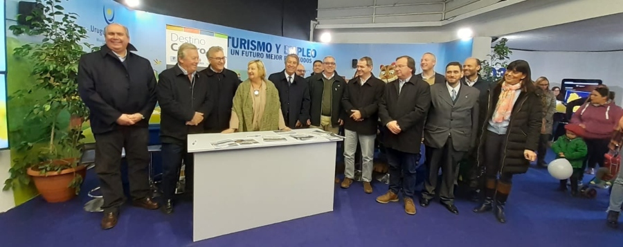 Ministra, intendentes involucrados y directores de Turismo de cada comuna al cierre de la firma del acuerdo.