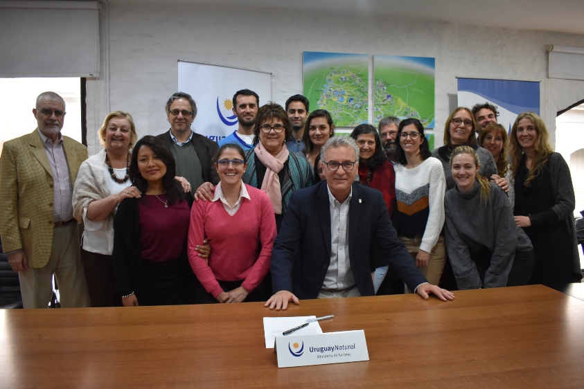 Autoridades junto a funcionarios de ambas instituciones luego de la firma del convenio