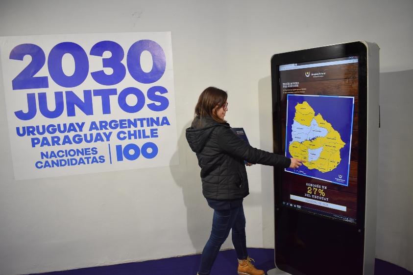 Tótem con campaña sobre ¿cuánto conocés sobre Uruguay?