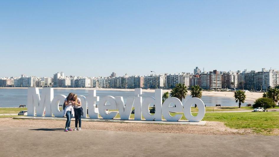 Cartel de Montevideo en Rambla de Pocitos