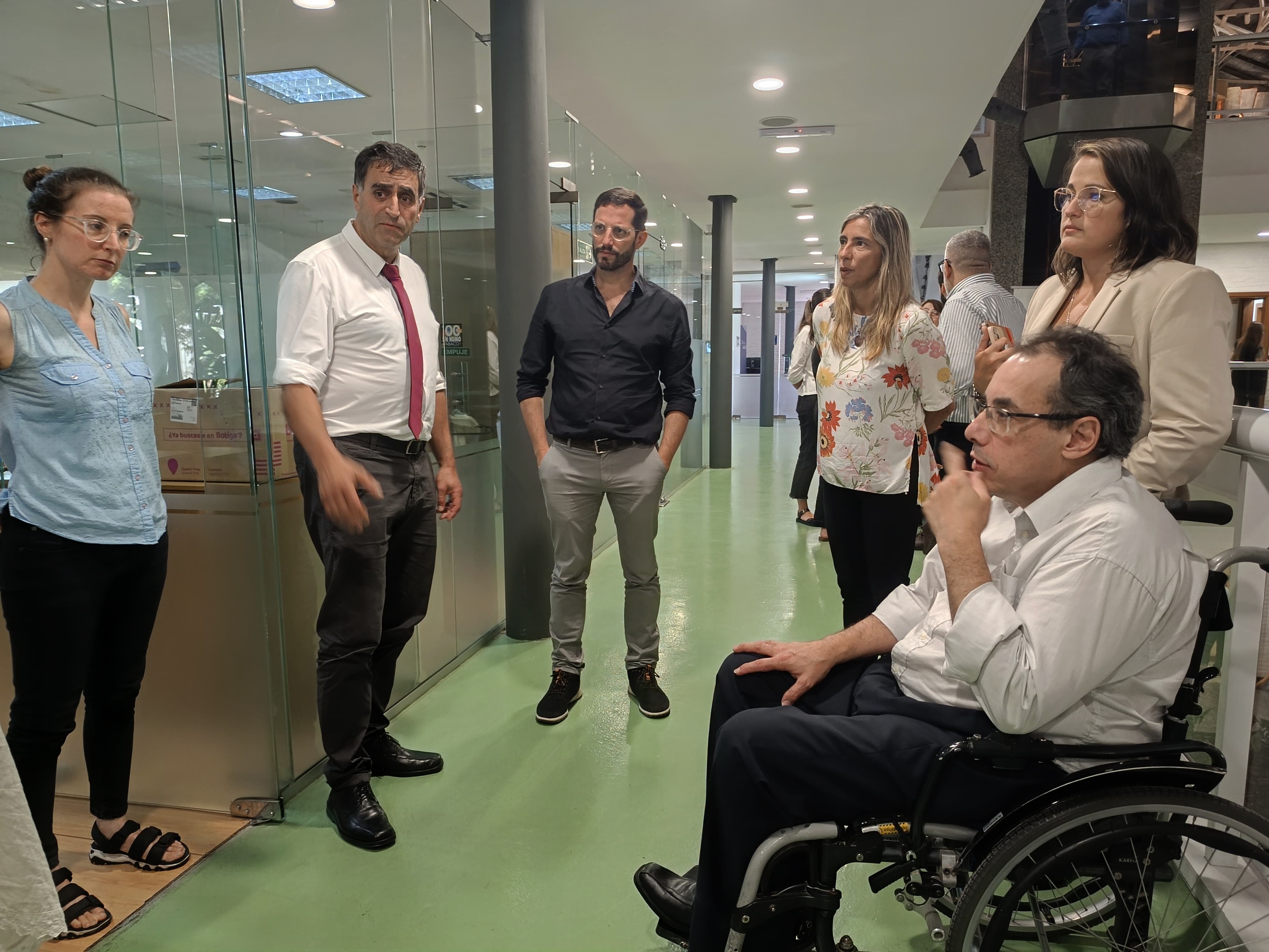 Ministro Pablo Menoni recorrió las instalaciones del Ministerio de Turismo y saludó a funcionarios