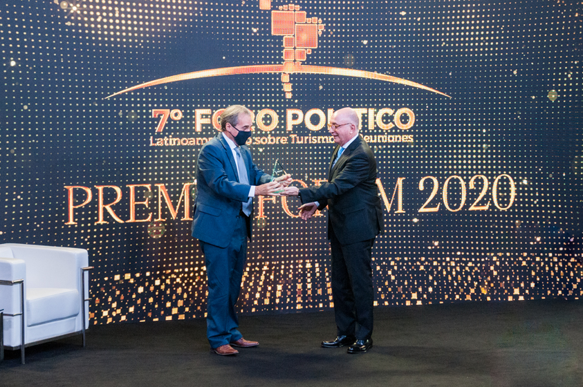 Viceministro de Turismo, Remo Monzeglio recibiendo mención especial en Fiexpo Latin América