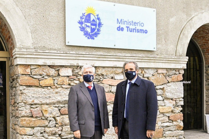 Ministro y Viceministro frente a la sede institucional
