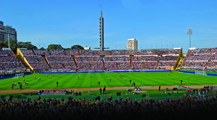 Estadio Centenario a pleno en medio de un partido