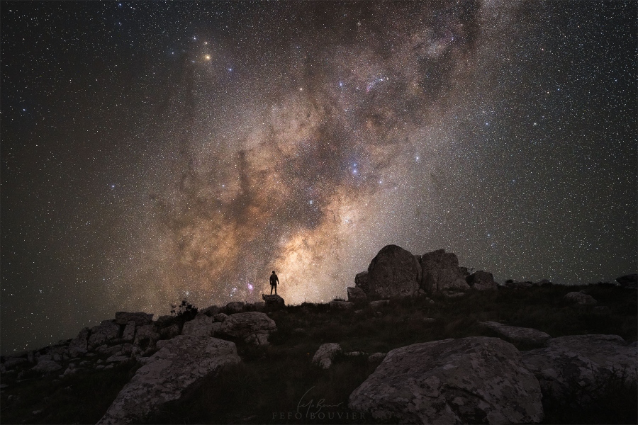 Observando el centro galáctico desde el Cerro Catedral. Foto por Fefo Bouvier para miralasestrellas.com