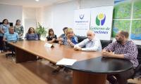 Ceremonia de recepción y entrega de las sillas anfibias Ceremonia de recepción y entrega de las sillas anfibias con la presencia de las autoridades reunidas alrededor de una me