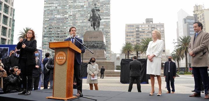Exposición fotográfica "Homenaje a la democracia" en Plaza Independencia