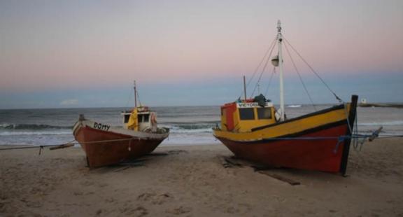 imagen donde se ven dos barcos chicos en la orilla del mar imagen donde se ven dos barcos chicos en la orilla del mar