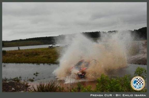 Auto de rally compitiendo mientras pasa por el agua