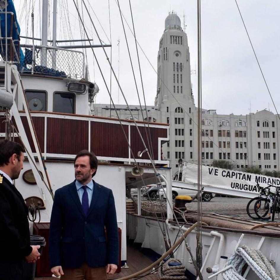 Visita del ministro Germán Cardoso al Buque Escuela Capitán Miranda (3)