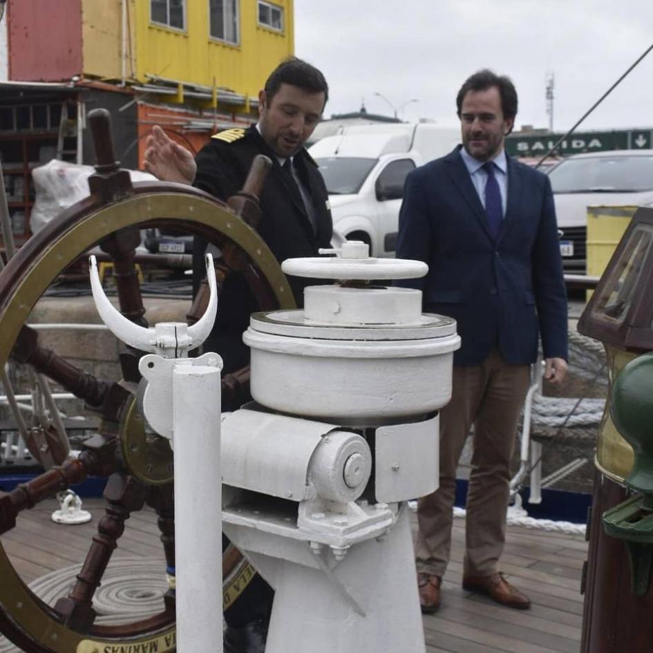 Visita del ministro Germán Cardoso al Buque Escuela Capitán Miranda (4) 