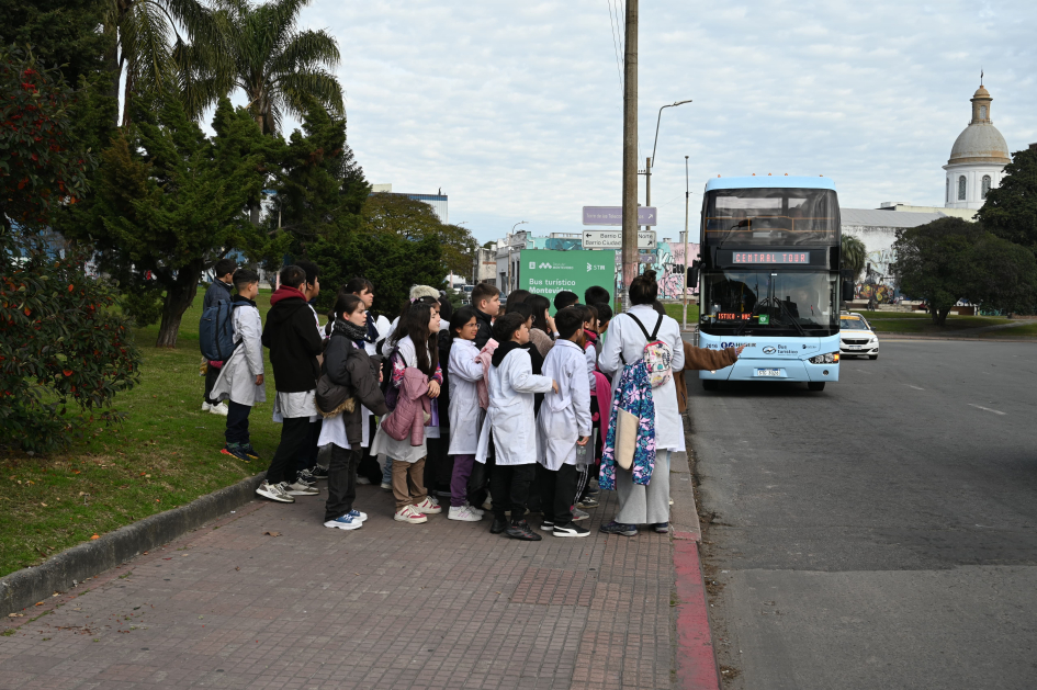 Turismo Social Niños esperando el bus turístico