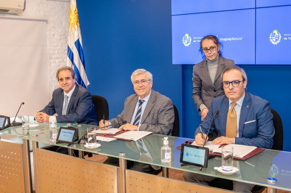 Firma de convenio MINTUR - INE Firma de convenio MINTUR - INE