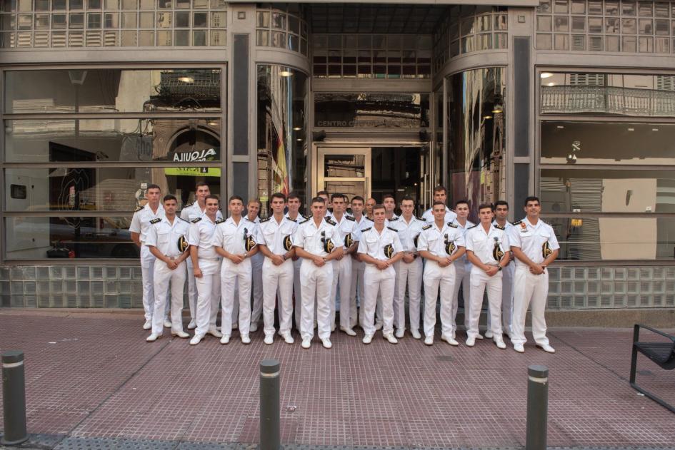 Tripulación del Buque Escuela Juan Sebastián de Elcano, en Centro Cultural de España, en Montevideo Tripulación del Buque Escuela Juan Sebastián de Elcano, en Centro Cultural de España, en Montevideo