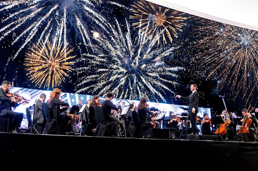 Filarmónica Jóvenes de las Américas Filarmónica Jóvenes de las Américas y fuegos artificiales de fondo