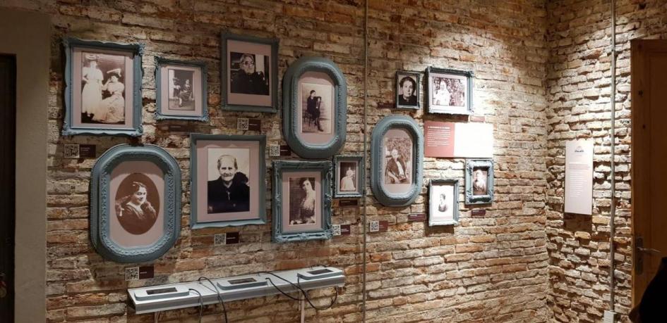 Portaretratos de mujeres de la epoca Pared interior de la casona con imagenes de mujeres de la epoca
