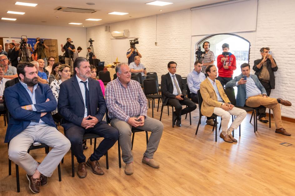 Lanzamiento del 30° Festival del Lago, Andresito le canta al país