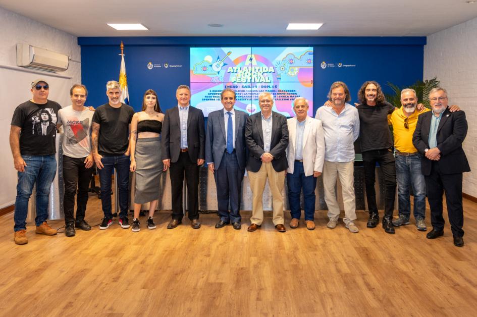 Artistas y autoridades presentes en el lanzamiento del Atlántida Rock Festival 