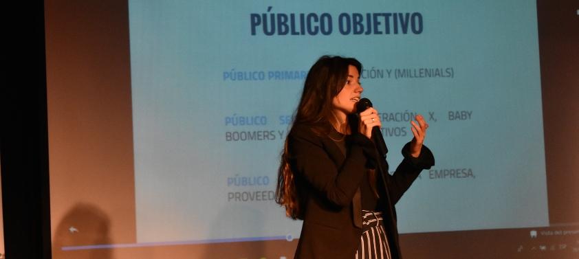Agustina Ferreira, graduada de Universidad Católica del Uruguay Agustina Ferreira presentando su trabajo de fin de carrera.