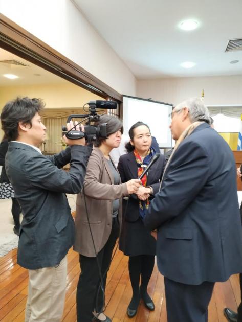 Equipo de Akita TV en entrevista con el ministro de Ganadería, Enzo Benech.
