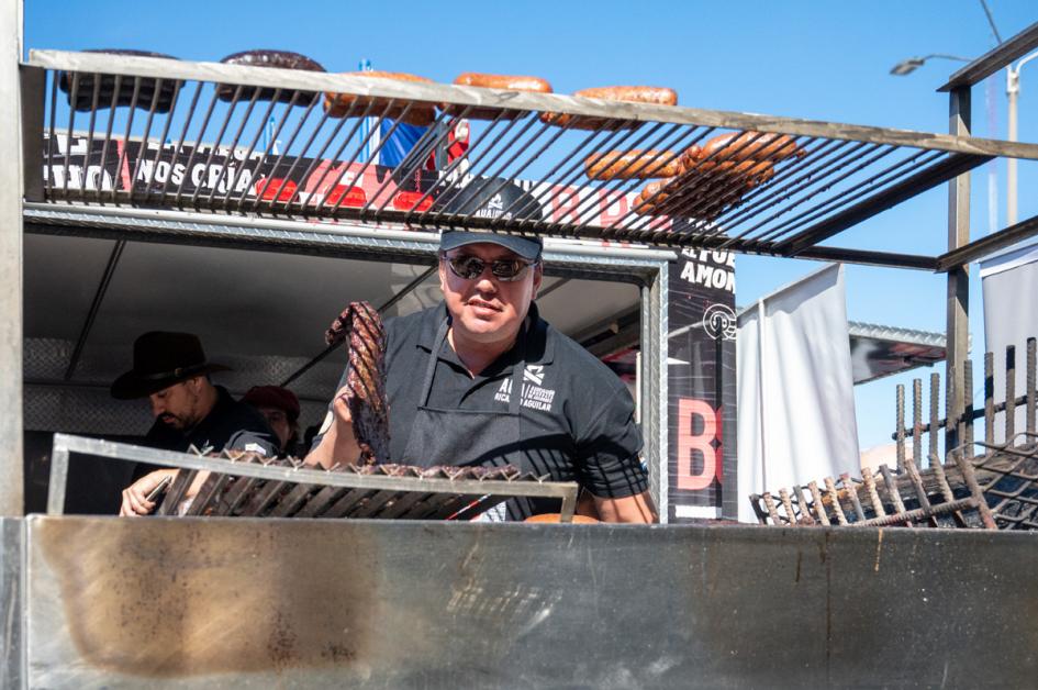 FoodTruck de la Asociación Uruguaya de Asadores, en estacionamiento del Ministerio de Turismo