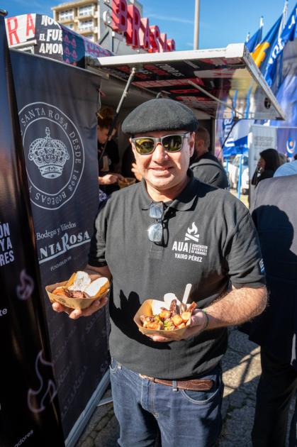 FoodTruck de la Asociación Uruguaya de Asadores, en estacionamiento del Ministerio de Turismo