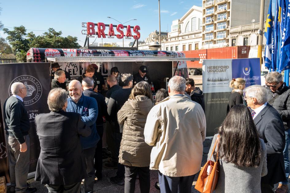 FoodTruck de la Asociación Uruguaya de Asadores, en estacionamiento del Ministerio de Turismo