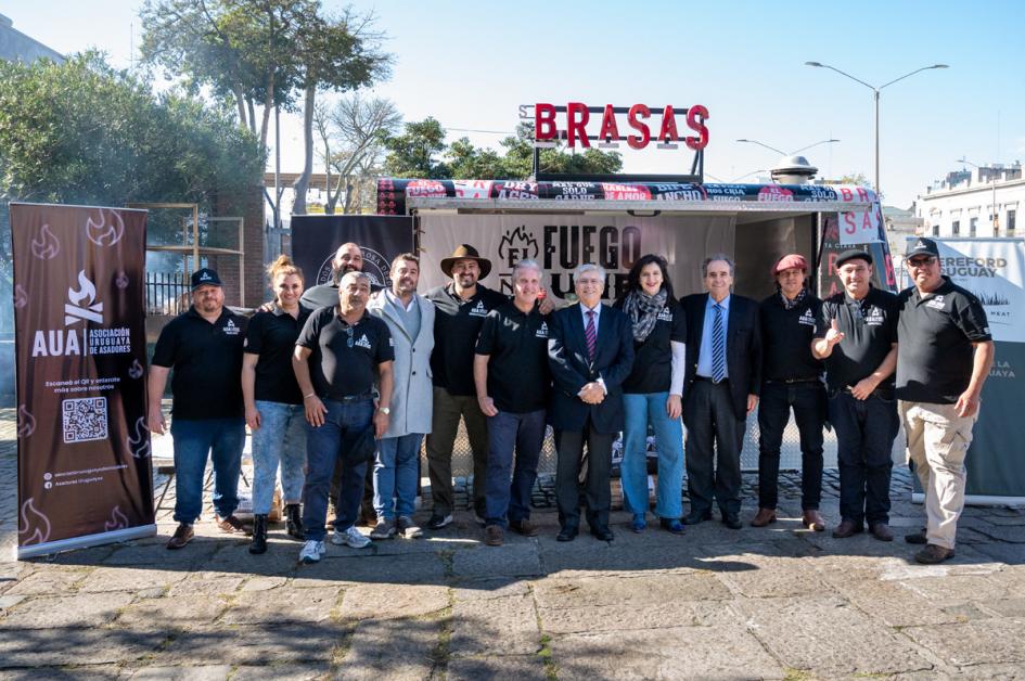 FoodTruck de la Asociación Uruguaya de Asadores, en estacionamiento del Ministerio de Turismo FoodTruck de la Asociación Uruguaya de Asadores, en estacionamiento del Ministerio de Turismo