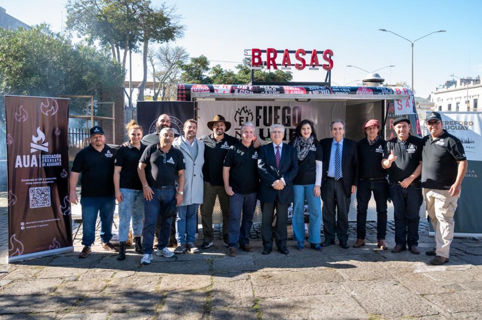 FoodTruck de la Asociación Uruguaya de Asadores, en estacionamiento del Ministerio de Turismo