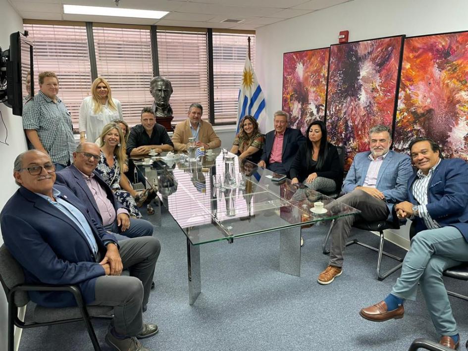 Director General Ignacio Curbelo y asesora Ma. Noel Coates, recibidos en Consulado Uruguay en Miami Director General Ignacio Curbelo y asesora Ma. Noel Coates, recibidos en Consulado Uruguay en Miami