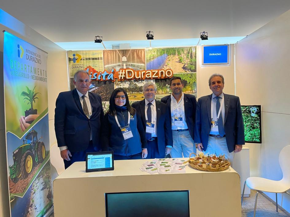 Autoridades del Ministerio de Turismo, en stand de la Intendencia de Durazno