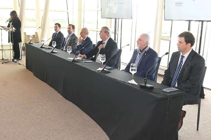 Autoridades en modernización de obras del Aeropuerto de Laguna del Sauce.