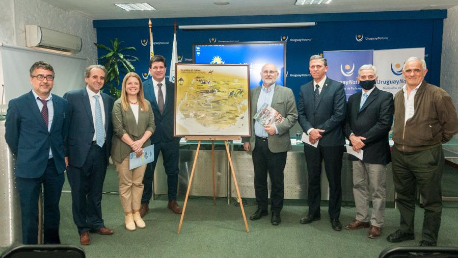 Autoridades en el Lanzamiento del Sello conmemorativo del Día Mundial del Turismo