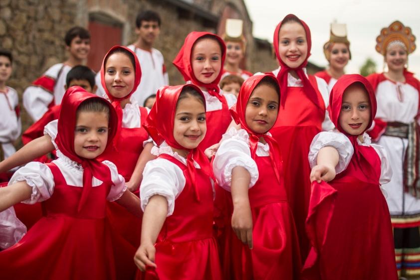 Grupo de danza típica rusa Grupo de baile típico ruso, compuesto por niños y niñas.