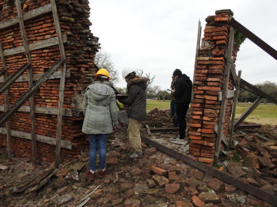 Arquitectos realizando tareas de recuperación