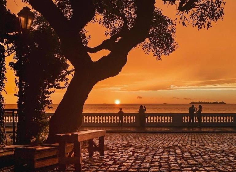 Premio Intendencia de Colonia, Pablo Temes, por su foto “Atardecer colonial”.