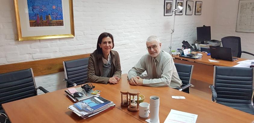 Mildred Hernández junto a Benjamín Liberoff dialogando en su oficina