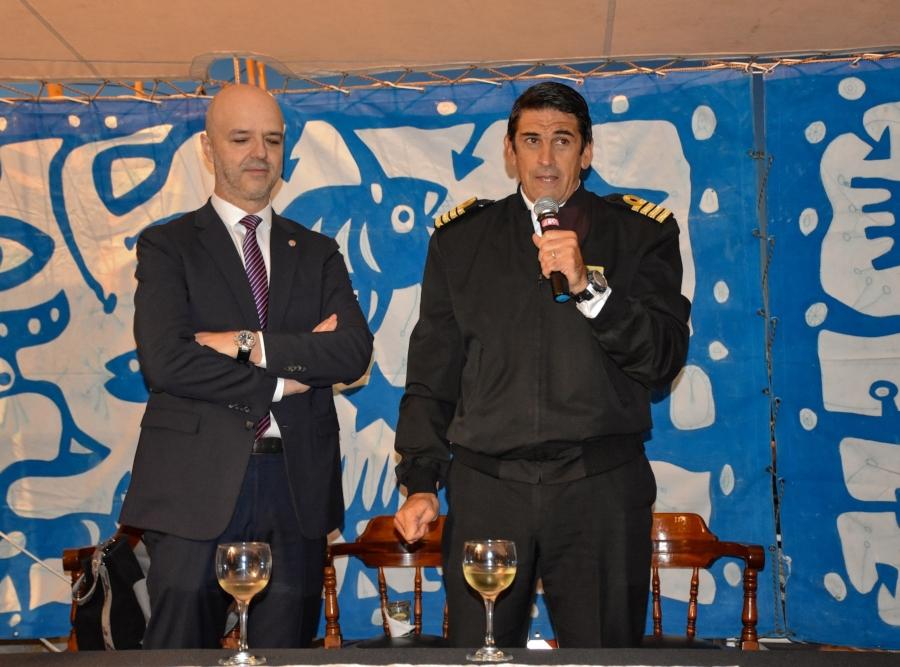 Imagen de Antonio Carámbula, director Ejecutivo de Uruguay XXI y Rodolfo Grolero, capitán del buque escuela