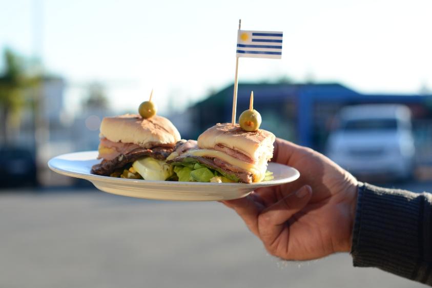 Un chivito servido en un plato