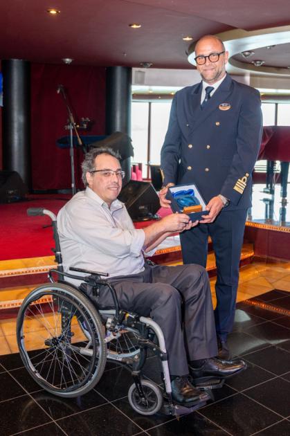Ministro de Turismo, Pablo Menoni y la clásica entrega de obsequios Ministro de Turismo, Pablo Menoni y la clásica entrega de obsequios