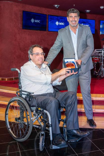Ministro de Turismo, Pablo Menoni y la clásica entrega de obsequios Ministro de Turismo, Pablo Menoni y la clásica entrega de obsequios