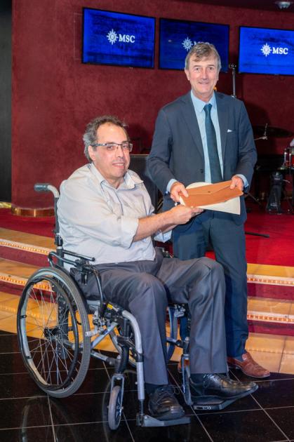 Ministro de Turismo, Pablo Menoni y la clásica entrega de obsequios Ministro de Turismo, Pablo Menoni y la clásica entrega de obsequios