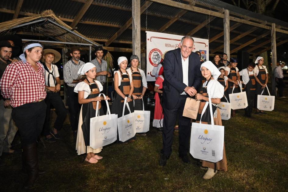 Dir. Nal. Roque Baudean, entregó premios a participantes de 4º Concurso de Gastronomía con niños, en Patria Gaucha Dir. Nal. Roque Baudean, entregó premios a participantes de 4º Concurso de Gastronomía con niños