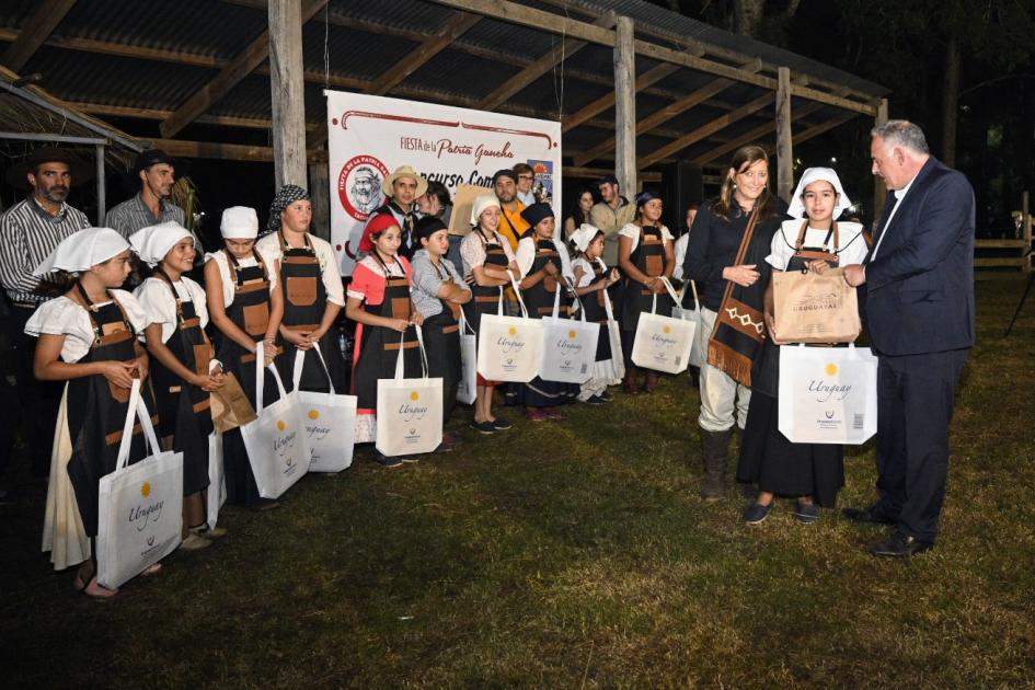 Dir. Nal. Roque Baudean, entregó premios a participantes de 4º Concurso de Gastronomía con niños