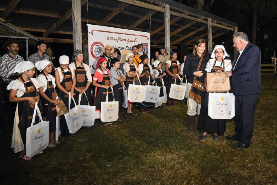 Dir. Nal. Roque Baudean, entregó premios a participantes de 4º Concurso de Gastronomía con niños, en Patria Gaucha Dir. Nal. Roque Baudean, entregó premios a participantes de 4º Concurso de Gastronomía con niños