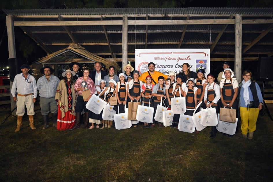 Dir. Nal. Roque Baudean, entregó premios a participantes de 4º Concurso de Gastronomía con niños, en Patria Gaucha Dir. Nal. Roque Baudean, entregó premios a participantes de 4º Concurso de Gastronomía con niños