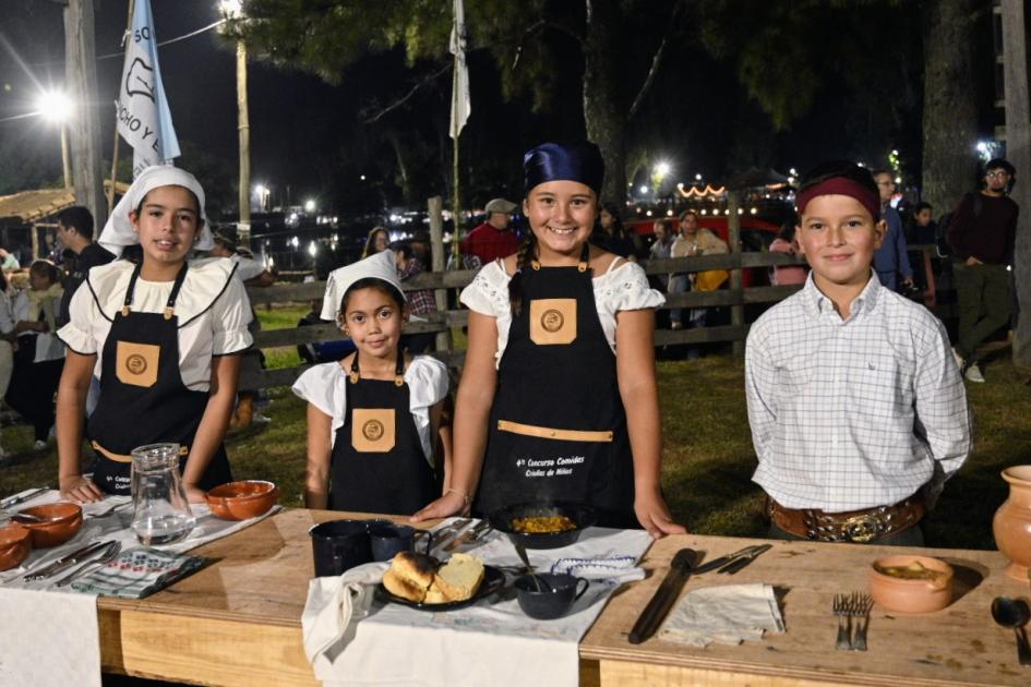 Participantes del 4º Concurso de Gastronomía con niños, en Fiesta de la Patria Gaucha, Tacuarembó