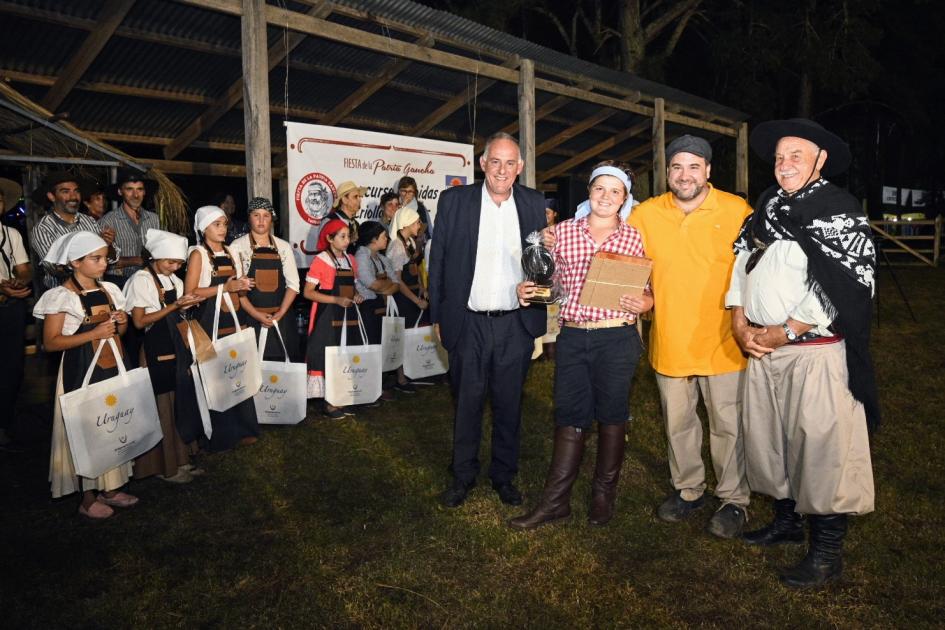 Dir. Nal. Roque Baudean, entregó premios a participantes de 4º Concurso de Gastronomía con niños