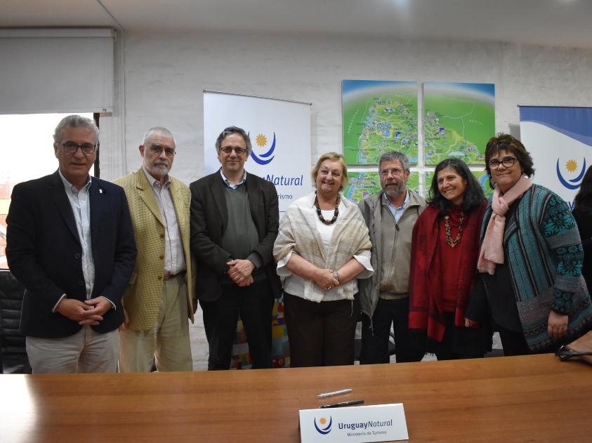 Firma del convenio Carlos Fagetti, Benjamín Liberoff, Rodrigo Arím, Liliam Kechichian, Joaquín Marquéz, Ana Frega y Gabriela Campodónico