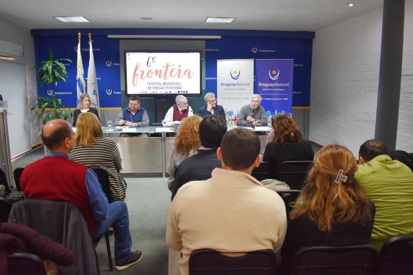 Auditorio y mesa de panelistas